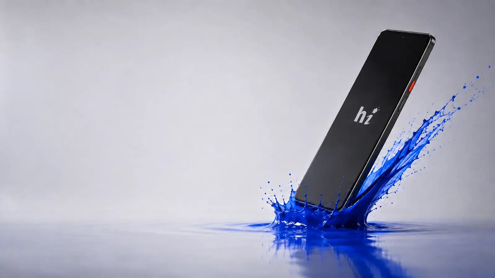 Un smartphone noir frappe une surface d’encre cobalt.
